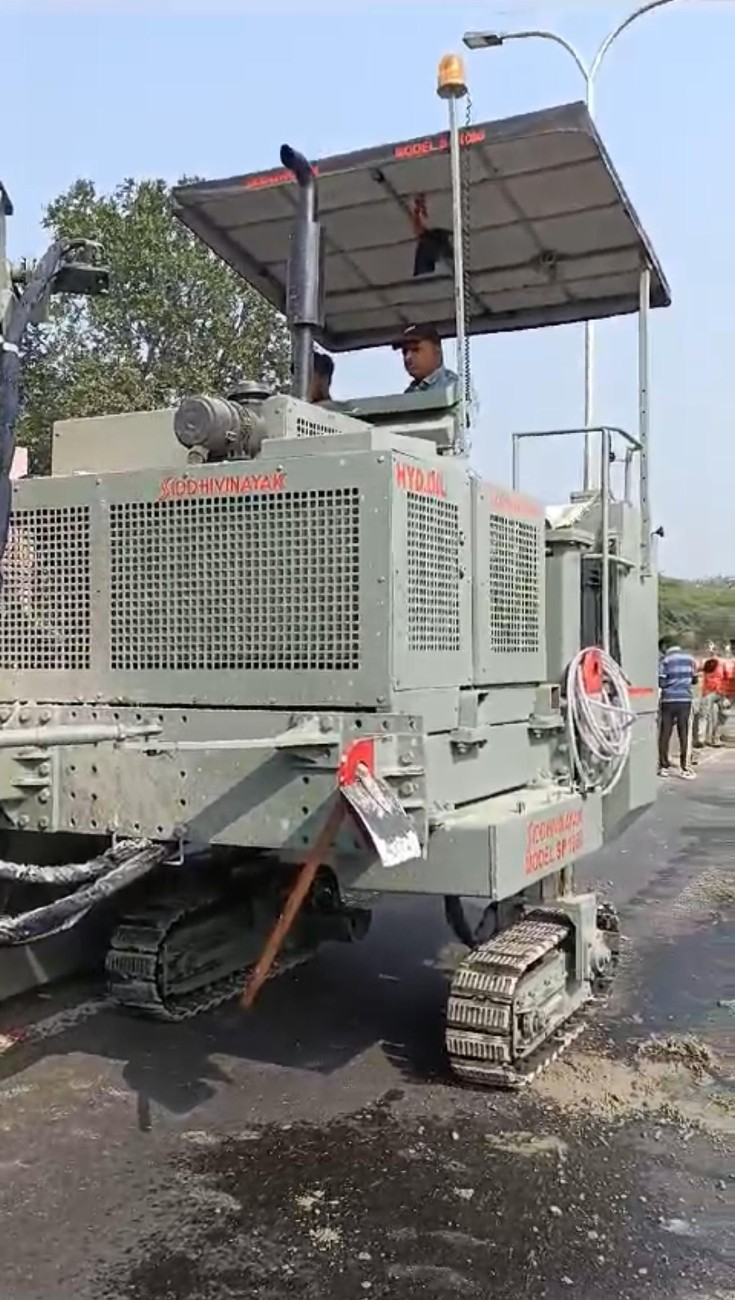 Siddhivinayak WORKING OF SP 1000 SLIPFORM PAVER